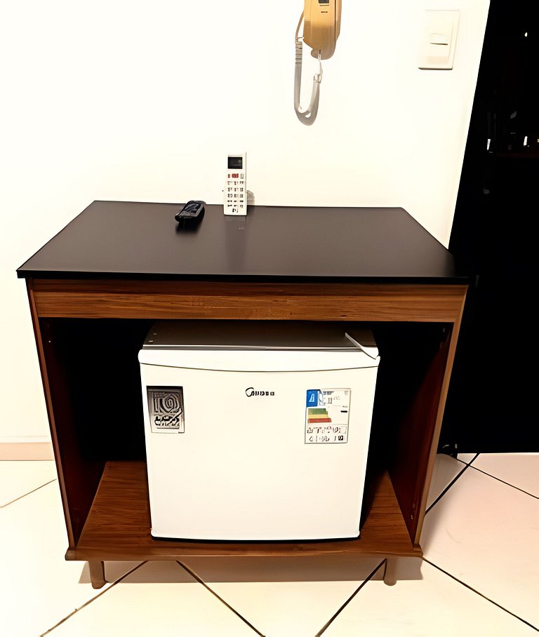 Loft Completo com Smart TV e Frigobar Compacto 08