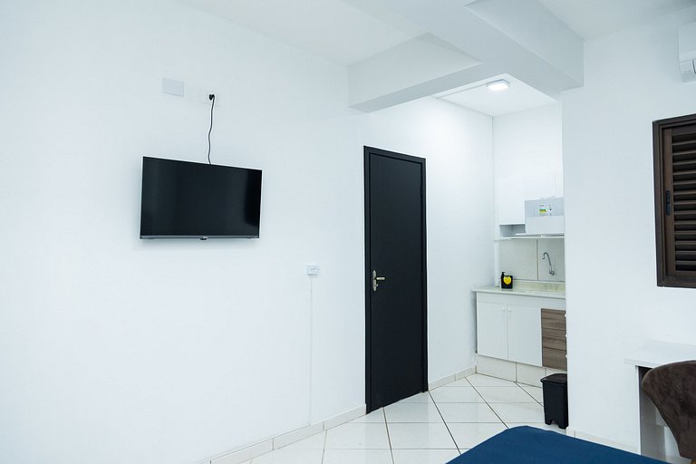 Loft Completo com Smart TV e Frigobar Compacto 08