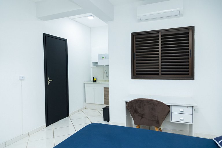 Loft Completo com Smart TV e Frigobar Compacto 08