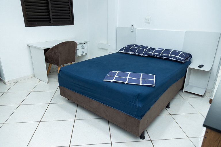 Loft Completo com Smart TV e Frigobar Compacto 08