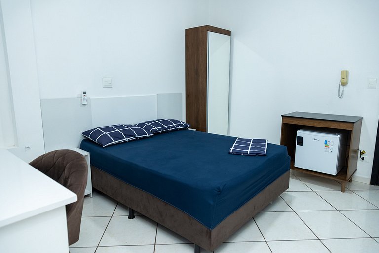 Loft Completo com Smart TV e Frigobar Compacto 08