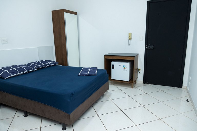 Loft Completo com Smart TV e Frigobar Compacto 08