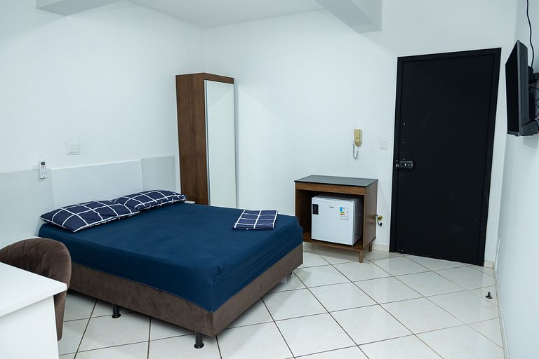Loft Completo com Smart TV e Frigobar Compacto 08
