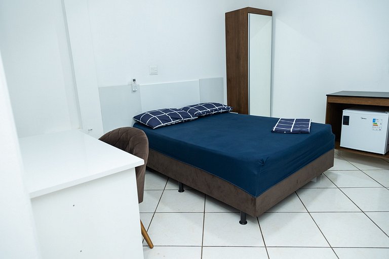 Loft Completo com Smart TV e Frigobar Compacto 08