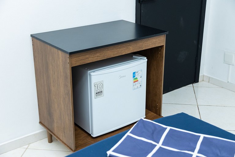 Loft Completo com Smart TV e Frigobar Compacto 08