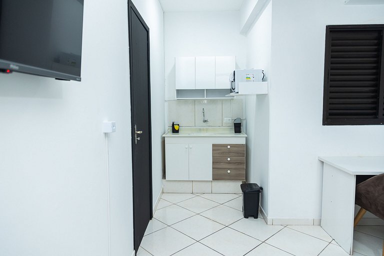 Loft Completo com Smart TV e Frigobar Compacto 08