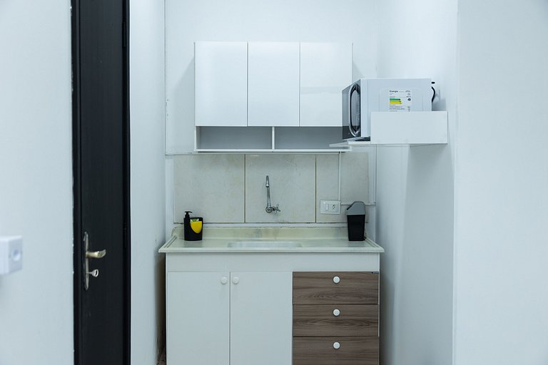 Loft Completo com Smart TV e Frigobar Compacto 08