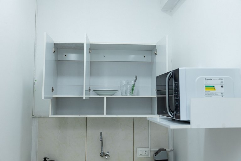 Loft Completo com Smart TV e Frigobar Compacto 08