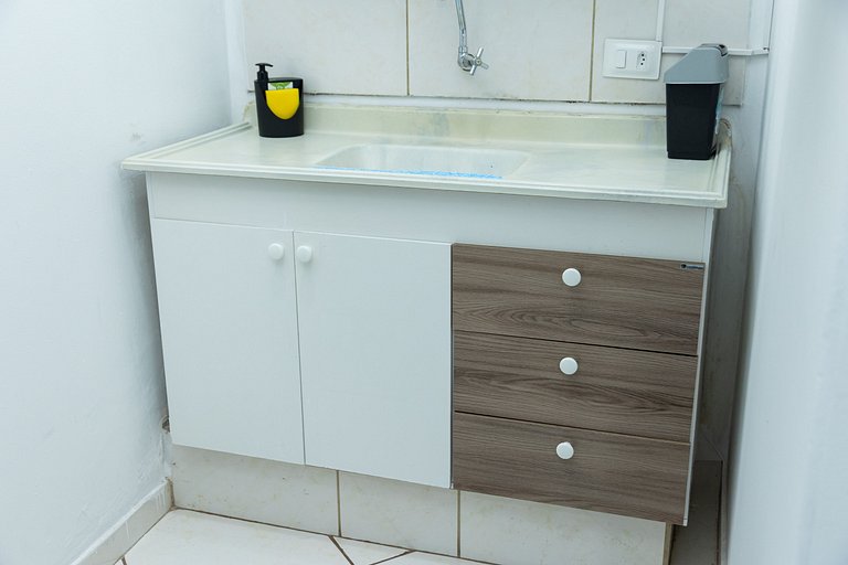Loft Completo com Smart TV e Frigobar Compacto 08