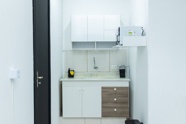 Loft Completo com Smart TV e Frigobar Compacto 08