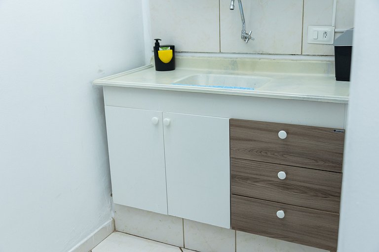 Loft Completo com Smart TV e Frigobar Compacto 08