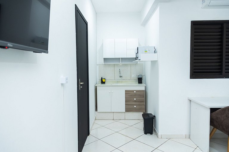 Loft Completo com Smart TV e Frigobar Compacto 08