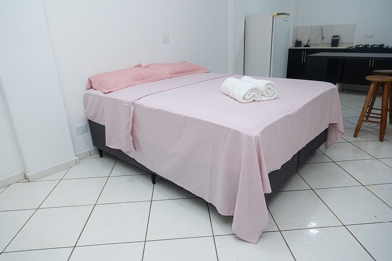 Estúdio espaçoso com sacada e cama king no centro