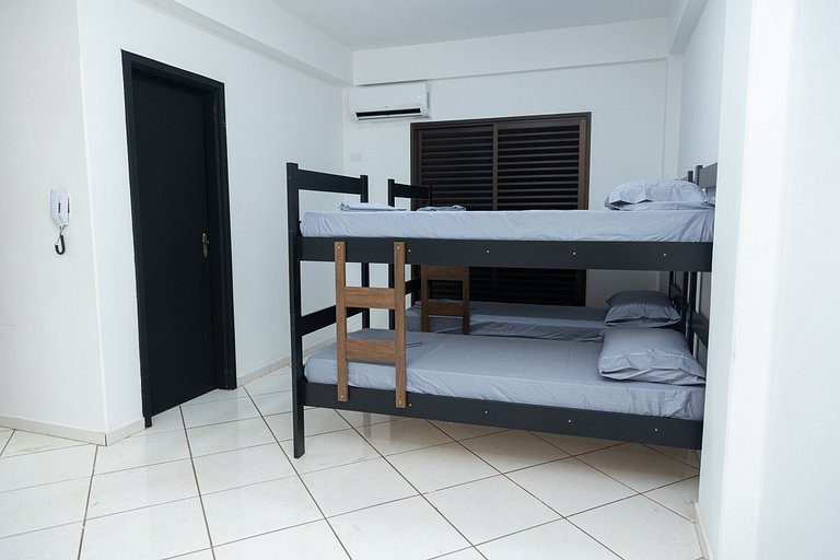 Estúdio espaçoso com sacada e cama king no centro