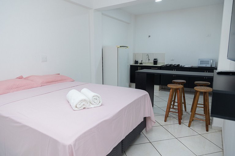 Estúdio espaçoso com sacada e cama king no centro