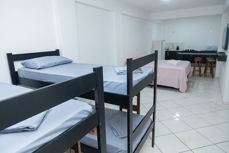Estúdio espaçoso com sacada e cama king no centro