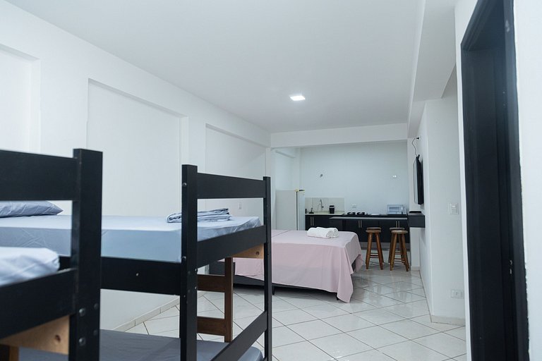 Estúdio espaçoso com sacada e cama king no centro