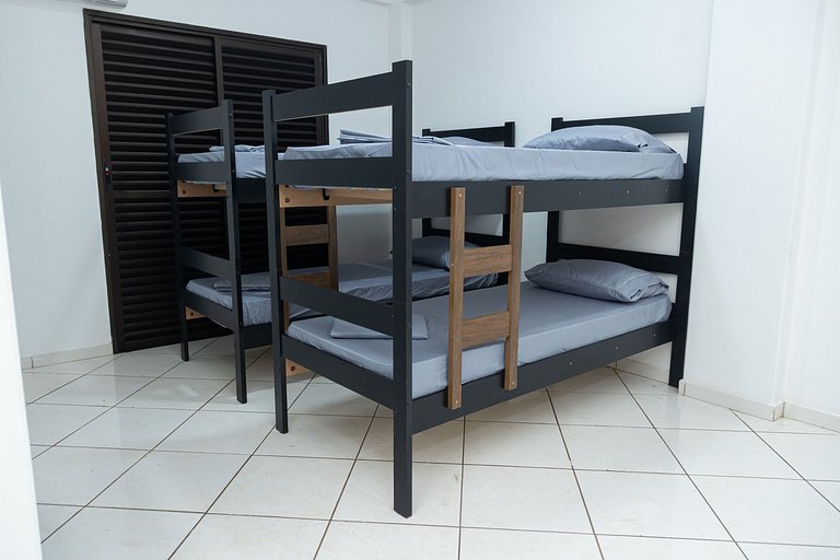 Estúdio espaçoso com sacada e cama king no centro
