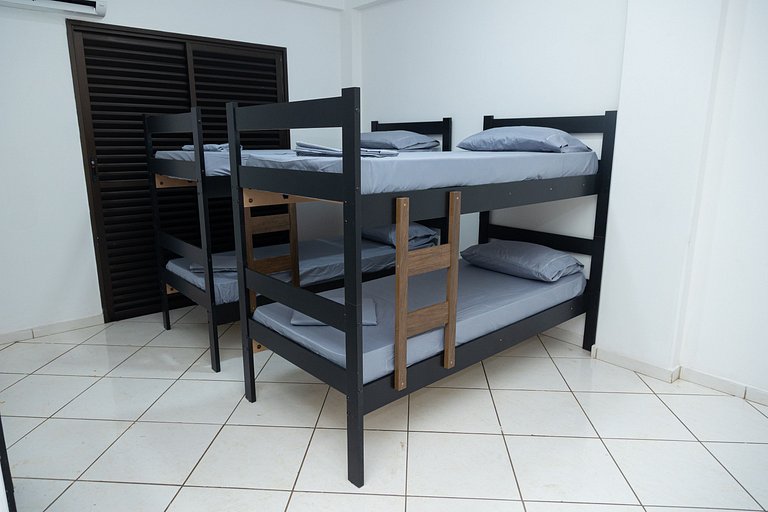Estúdio espaçoso com sacada e cama king no centro