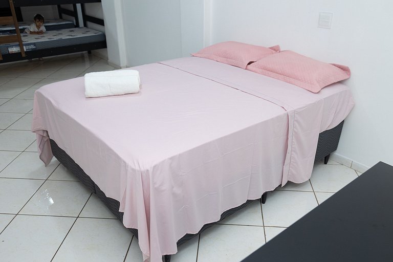 Estúdio espaçoso com sacada e cama king no centro