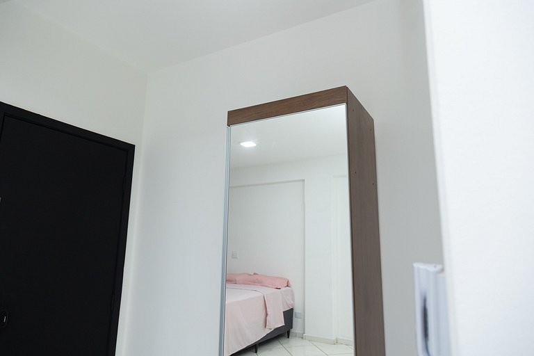 Estúdio espaçoso com sacada e cama king no centro