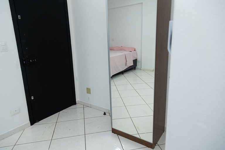 Estúdio espaçoso com sacada e cama king no centro
