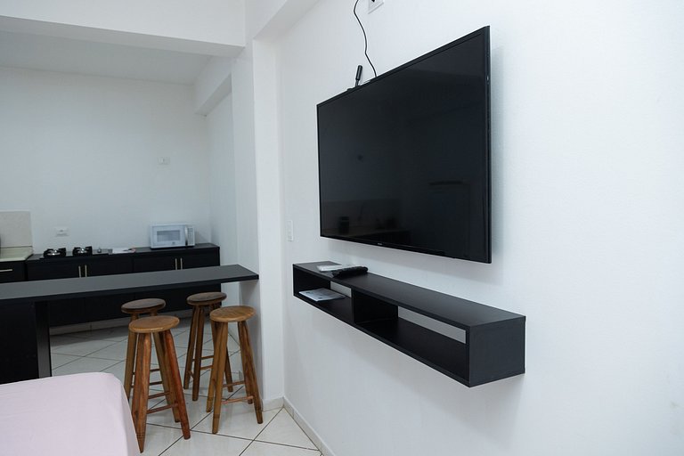 Estúdio espaçoso com sacada e cama king no centro