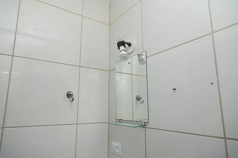 Estúdio espaçoso com sacada e cama king no centro