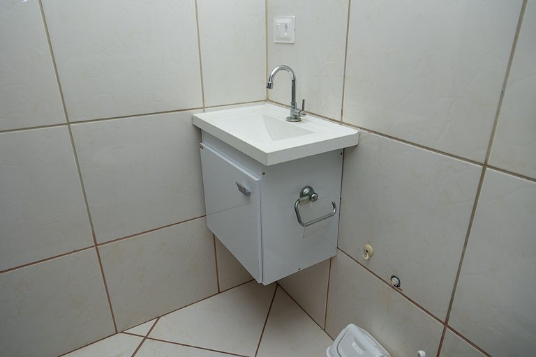 Estúdio espaçoso com sacada e cama king no centro
