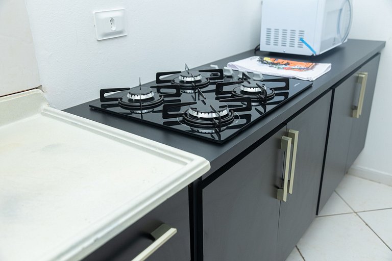 Estúdio espaçoso com sacada e cama king no centro