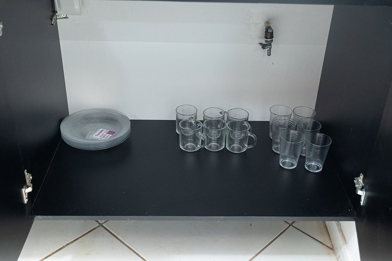 Estúdio espaçoso com sacada e cama king no centro