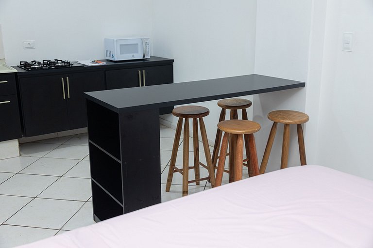 Estúdio espaçoso com sacada e cama king no centro
