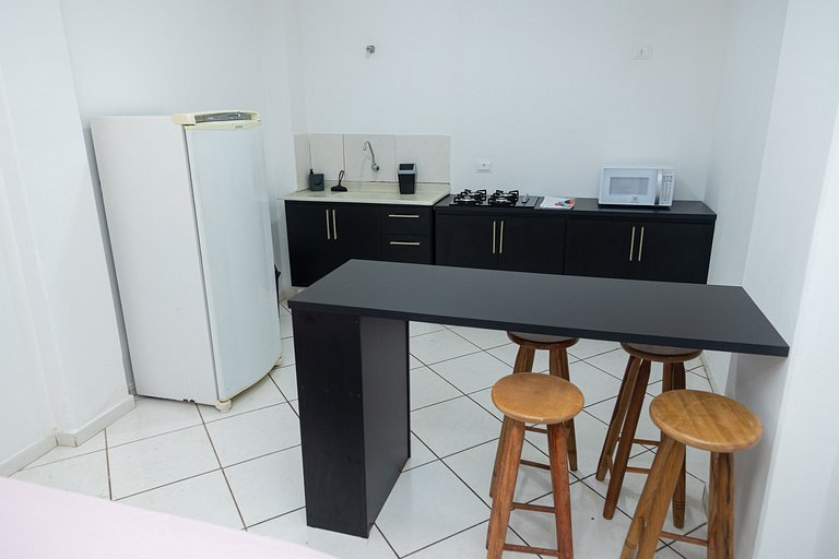 Estúdio espaçoso com sacada e cama king no centro